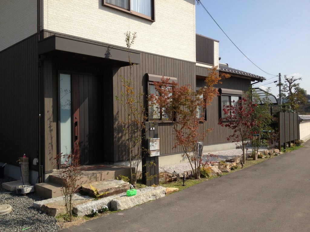 植物と天然石を取り入れた奥行感のある和モダンフロントガーデン 岡山 赤穂 備前のエクステリア 外構 ガーデニングはエクスライフへ